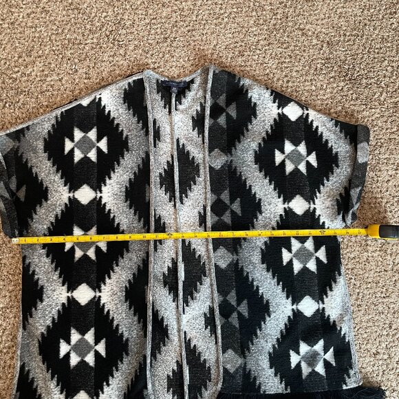 Size XS/S American Eagle Outfitters Aztec black white poncho wrap with fringe - Picture 2 of 9